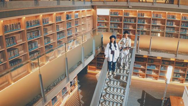 小魏和魏如昀到政大达贤图书馆拍摄〈勇气〉MV，频喊：「书香满满。」（小魏工作室提供）