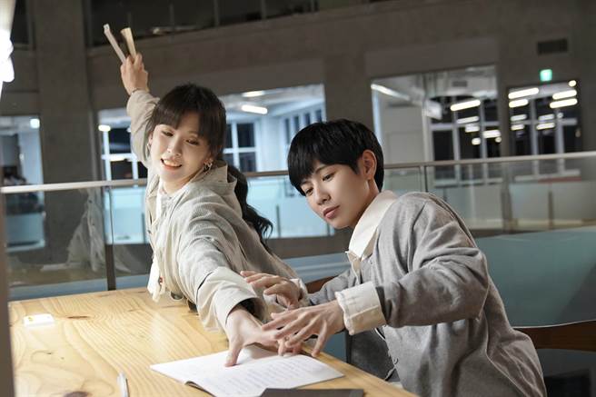 小魏和魏如昀到政大达贤图书馆拍摄〈勇气〉MV，频喊：「书香满满。」（小魏工作室提供）