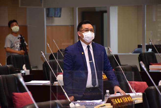 苗栗县议员徐功凡认为中央未来採购进口疫苗根本不可能。（谢明俊摄）