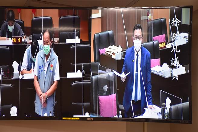 苗栗县议员徐功凡为南庄国中操场整建工程停滞原因，质询教育处长邱廷岳。（谢明俊摄）