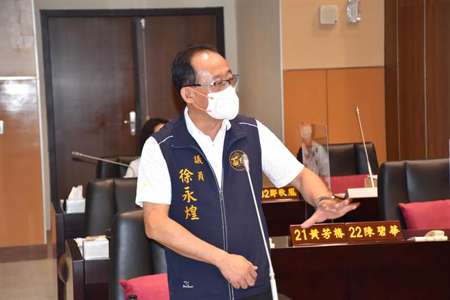 苗栗县议员徐永煌认为民代为民服务接触民眾，应可列入施打名单。（谢明俊摄）