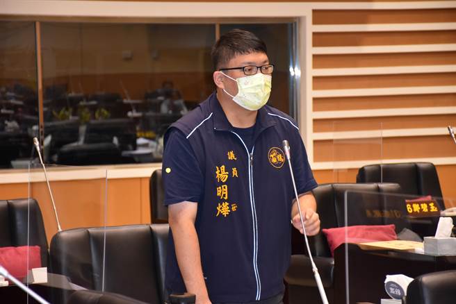 苗栗县议员杨明烨直接抨击目前民眾打疫苗还要排队，就是疫苗太少。（谢明俊摄）