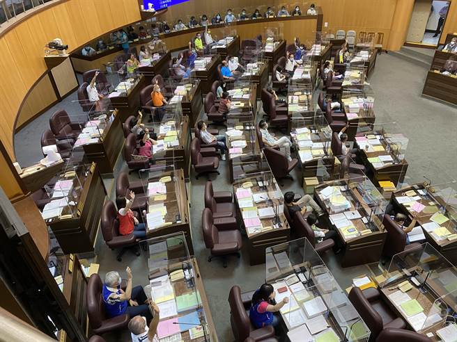 桃园市议会27日举行临时会，国民党团提出动议，建请市长郑文灿苦民所苦，普发市民美人现金5000元。(蔡依珍摄)