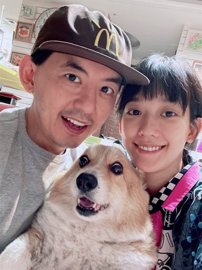 黄子佼因打疫苗不适，老婆孟耿如在一旁照顾。（图／FB@孟耿如）