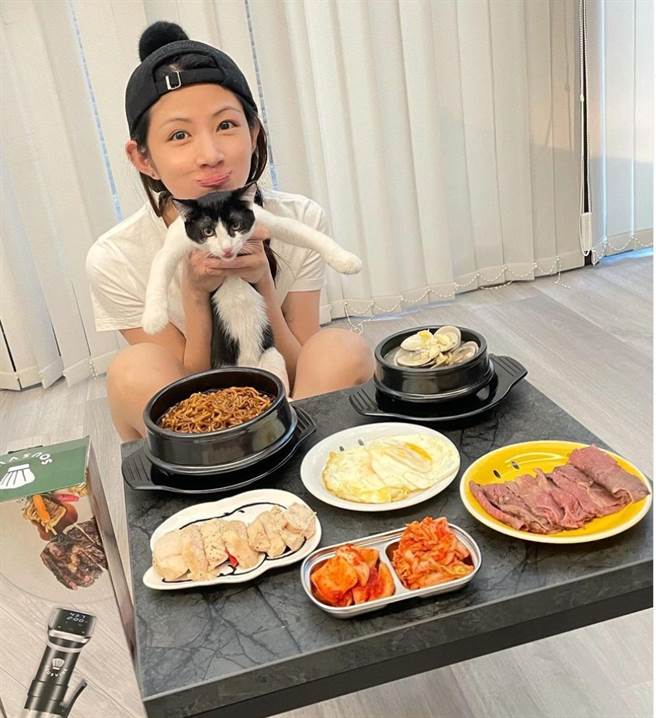 李千那段期間，開始在家裡煮菜。（圖/李千那IG)