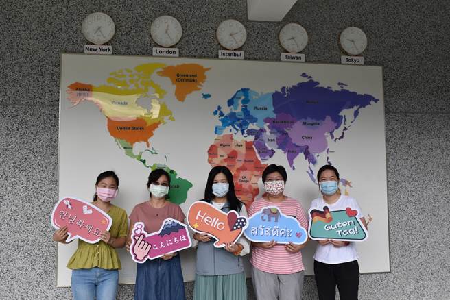 公馆国中举办小小外交官线上营队，特别订制大型世界地图供营队教课使用。（谢明俊摄）