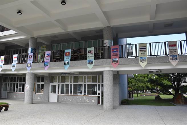 公馆国中举办校内国际周活动，介绍各国地理人文饮食知识，扩增学生国际观。（谢明俊摄）