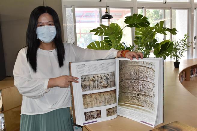 公馆国中校长方丽萍不惜重资购入昂贵的地理百科全书给全校同学阅读。（谢明俊摄）