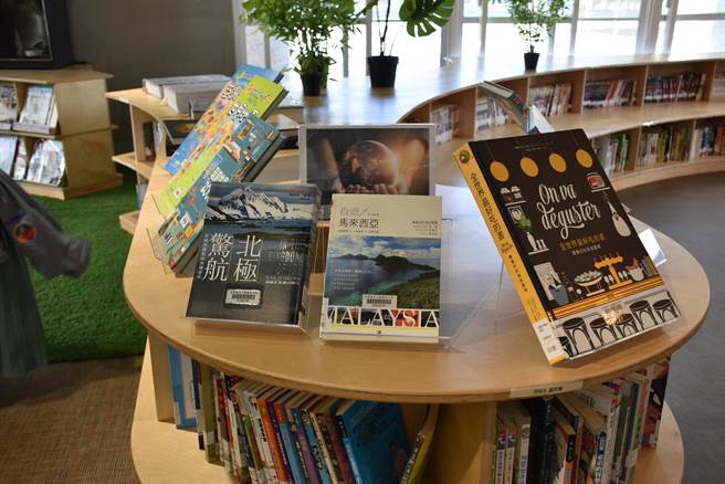 公馆国中举办国际小小外交官营队，校内图书馆并设置世界地理专区，供学生阅读。（谢明俊摄）