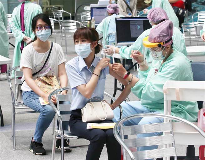 中央流行疫情指挥中心今(27)日上午10点起开放1983年12月31日(含)以前出生的民眾预约疫苗，并发送预约简讯，不料有民眾已打完2剂AZ，竟又收到简讯通知，让他超傻眼。图为疫苗接种站，非当事人。(赵双杰摄)