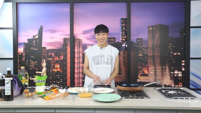 《食尚玩家魚肉鄉民》推出「動畫美食還原」特別單元，讓小賴在節目中大顯身手。（TVBS提供）