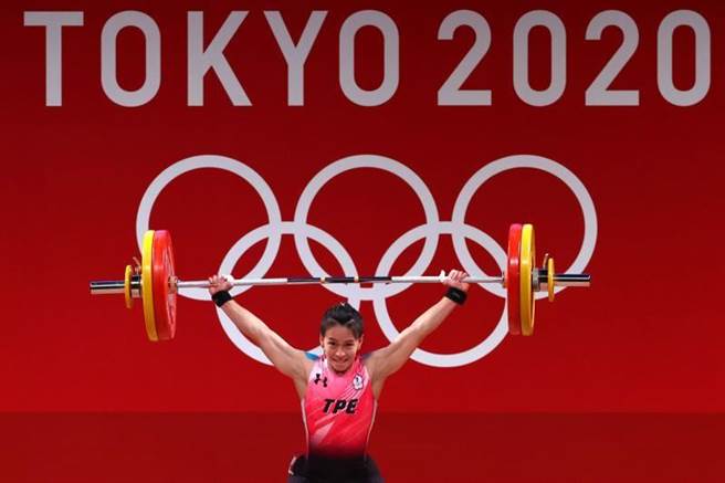 台灣「舉重女神」郭婞淳27日台灣時間下午2點50分在舉重女子59公斤級出賽，以抓舉103公斤、挺舉133公斤，總和236公斤3創奧運紀錄奪金，完成「金滿貫」也是台灣在本屆東京奧運首金。(圖/路透)