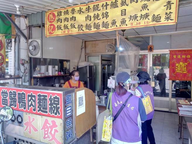 嘉义县卫生局27日稽查开放内用餐厅，目前无违规情况。（嘉县政府提供／张亦惠嘉县传真）