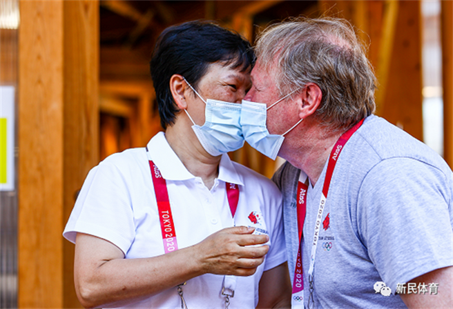 倪夏莲（左）与丈夫。（新民体育）