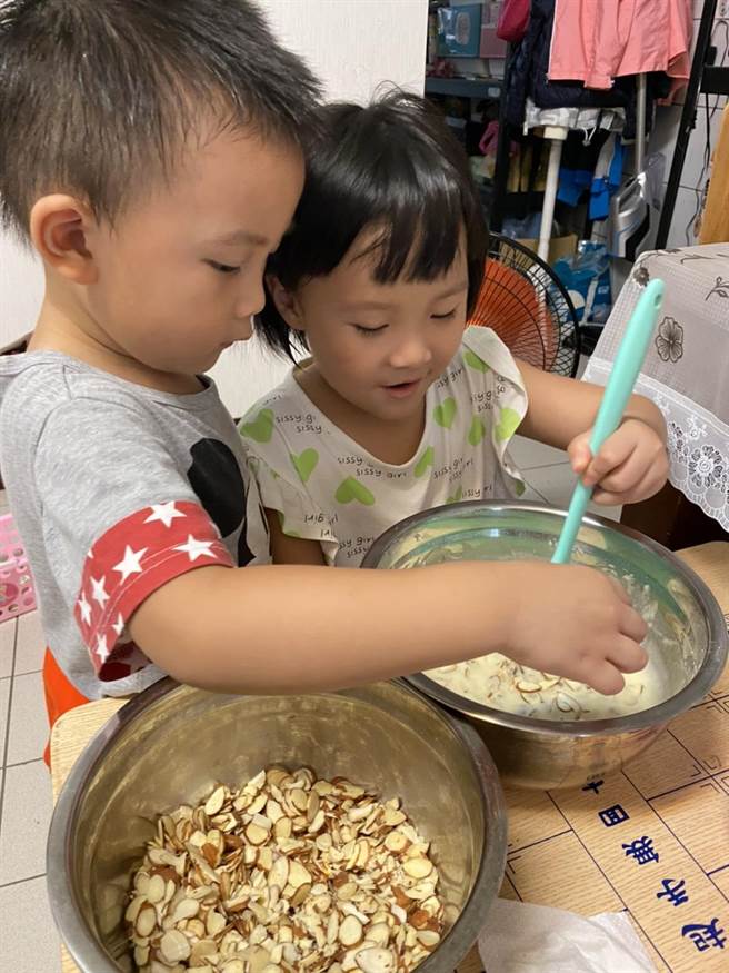 苗栗大千医院建议暑期家长可以带着孩子一起作手作饼乾来增进亲子关系。（大千医院提供／谢明俊苗栗传真）