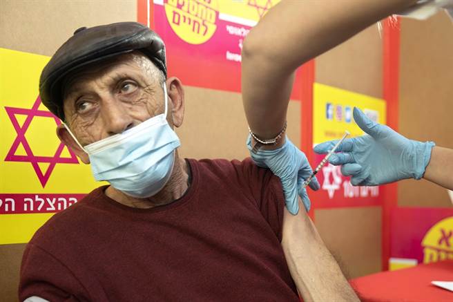以色列27日表示，為了抵禦Delta新冠變異株，以色列正考慮在美國食品暨藥物管理局（FDA）核准之前，替境內年長族群施打第3劑的輝瑞/BNT疫苗。（資料照／美聯社）
