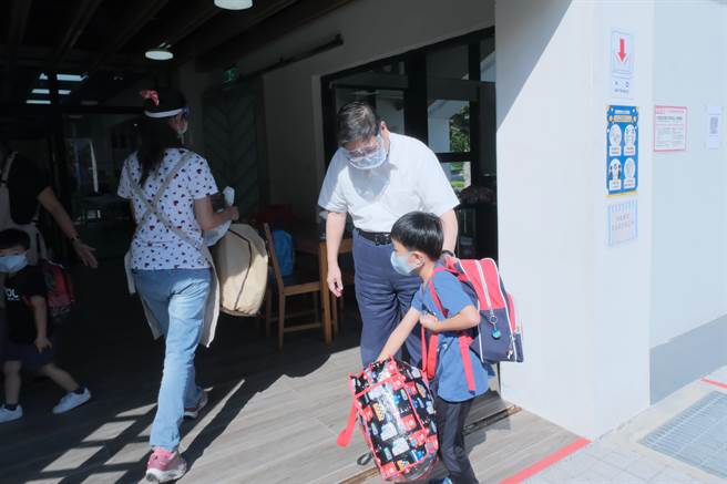 新竹縣長楊文科（右二）27日上午，前往文興非營利幼兒園，關心學童復課狀況。（莊旻靜攝）