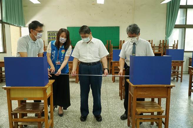 新竹縣長楊文科（右二）前往大學指考的試場，用工程尺確認考生間距是否超過1.5公尺社交安全距離。（莊旻靜攝）
