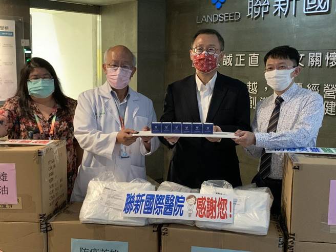 现任宇智顾问公司副董事长的前桃园县长吴志扬，捐赠防护衣及PCR核酸检测试剂给联新国际医院。(宇智顾问公司提供／吕筱蝉桃园传真)