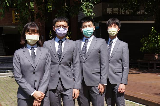我国在今年国际生物奥林匹亚竞赛中获得4金，4位选手由左至右分别为嘉义高中杞亮昀、吴家恺、建中林威辰、台师大附中林宗毅（教育部提供／林志成台北传真）