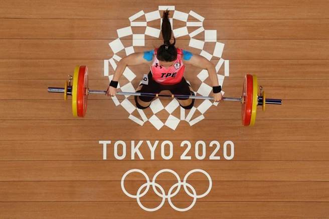 郭婞淳以破奥运佳绩夺金。（路透社）