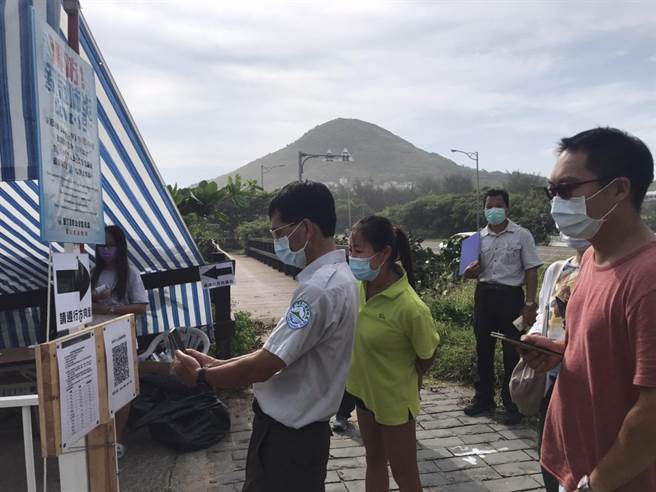 垦管处27日经审查及现勘业者所提出的防疫计画后，正式宣布小湾、船帆石等处28日起可营业，而南湾、白砂等处的防疫计画还在进行中，游客只能在沙滩散步。（谢佳潾摄）