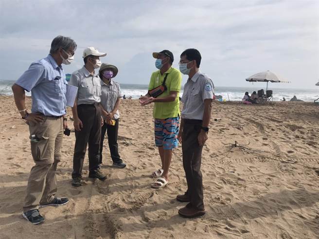 垦管处27日经审查及现勘业者所提出的防疫计画后，正式宣布小湾、船帆石等处28日起可营业，而南湾、白砂等处的防疫计画还在进行中，游客只能在沙滩散步。（谢佳潾摄）