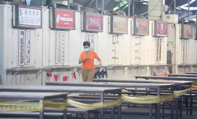 中央宣布27日全国疫情警戒降为二级，但双北市仍禁止餐厅内用，台北市长柯文哲日前抛出最快8月9日可开放户外餐厅内用，对此，新北市长侯友宜则强调是否开放餐饮内用，还是要看这周观察期的数据来考量，民眾经过关闭已久的台北花博美食广场。（张铠乙摄）
