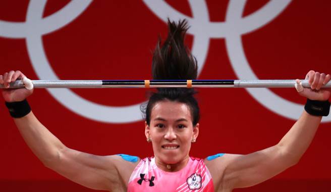 郭婞淳奋力一举。（路透社）