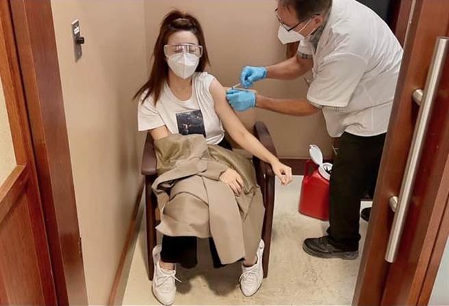 夏乙薇在美國施打疫苗。(圖/夏乙薇 臉書）