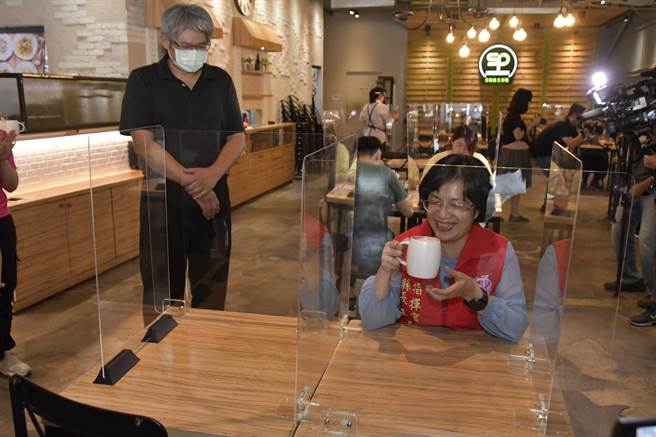 降级首日，彰化县长王惠美(右)27日中午至彰化市中正路SP夏帕义大利麵馆宣导并视察业者是否落实防疫措施，业者林芳信（左）亲自接待并贴心送上咖啡，她坐在隔板内喝了口咖啡，露出难得笑容，直说「这感觉真棒！」。（谢琼云摄）