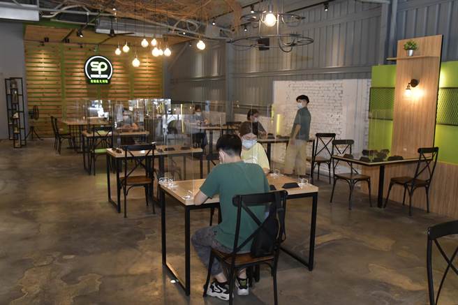 针对餐饮业开放内用，彰化县强制规定「用餐座位应全面设置隔板」、「桌距、不同桌人员间保持1.5公尺以上」2项重要措施。（谢琼云摄）
