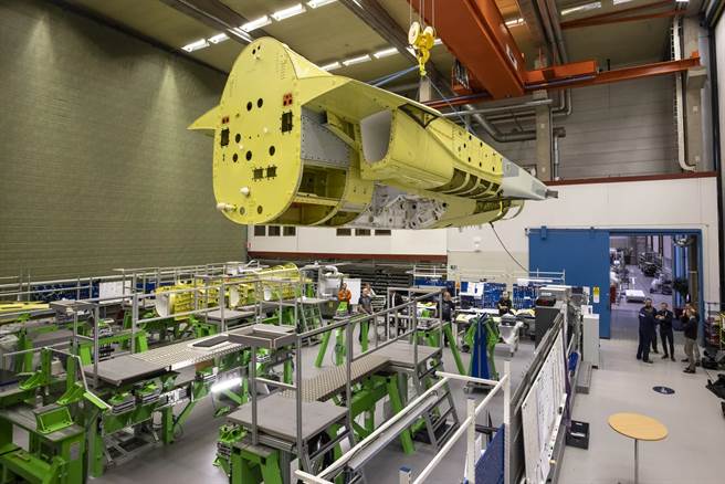 绅宝公司林雪坪厂生产的T-7A尾部段。(图/Saab)