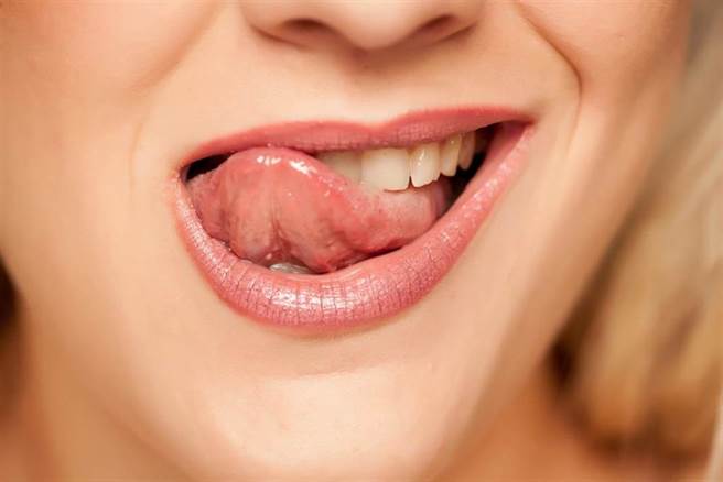 吞嚥障礙恐致吸入性肺炎 五分鐘伸舌頭體操保健康。(示意圖/Shutterstock)