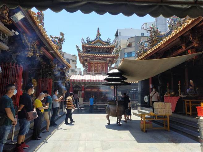 雲林縣北港鎮朝天宮開放入內參拜，人潮增加2、3成。（張朝欣攝）