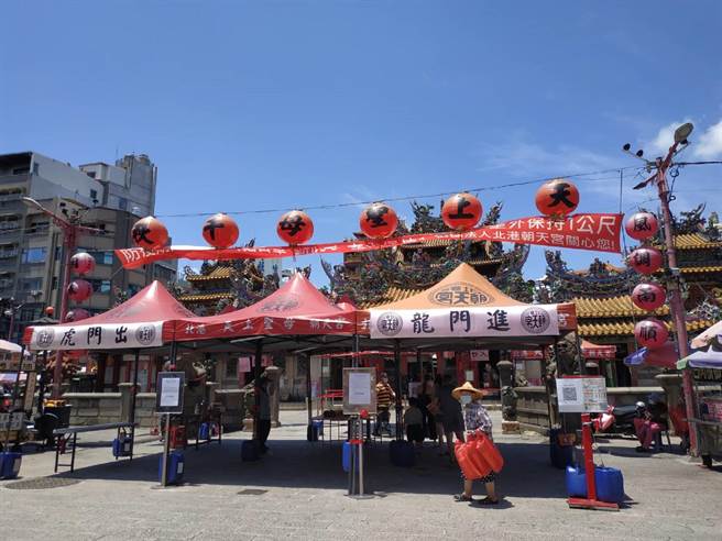 雲林縣北港鎮朝天宮開放入內參拜，人潮增加2、3成。（張朝欣攝）