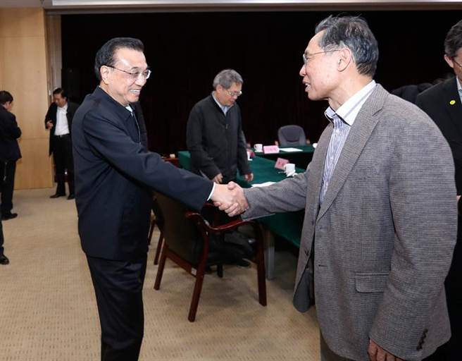 中国工程院院士、着名呼吸病学专家锺南山（右）。（中国政府网）