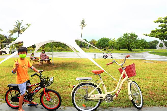 业者进驻东港鹏村溼地打造成亲子游憩兼环教空间，并提供大鹏湾内久违的单车出租服务，吸引不少游客目光。（谢佳潾摄）