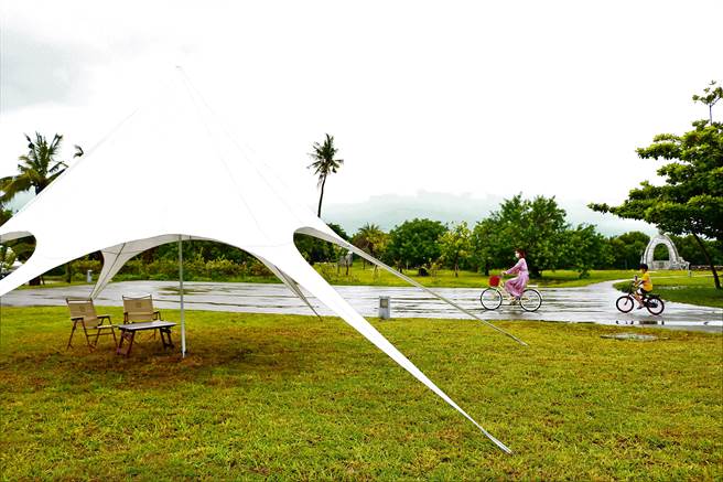 业者进驻东港鹏村溼地打造成亲子游憩兼环教空间，并提供大鹏湾内久违的单车出租服务，吸引不少游客目光。（谢佳潾摄）