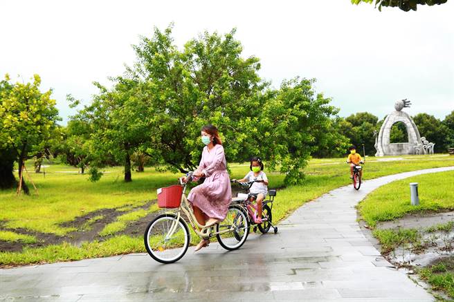 业者进驻东港鹏村溼地打造成亲子游憩兼环教空间，并提供大鹏湾内久违的单车出租服务，吸引不少游客目光。（谢佳潾摄）