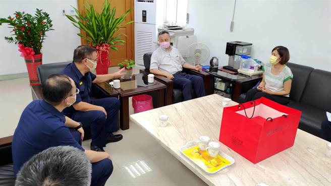 警政署署长陈家钦特于今（27日）下午2时30分在芦洲警分局慰问家属，场面温馨感人。（芦洲警分局提供）