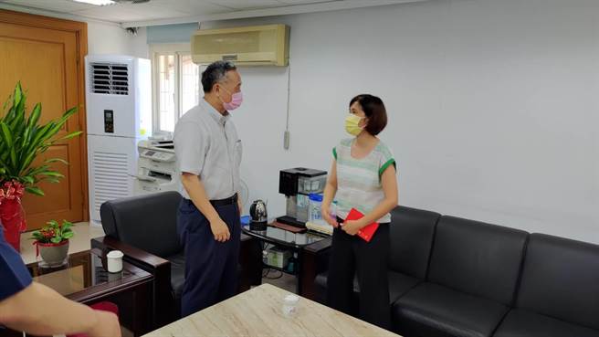 警政署署长陈家钦特于今（27日）下午2时30分在芦洲警分局慰问家属，场面温馨感人。（芦洲警分局提供）