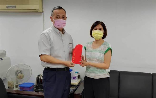 警政署署长陈家钦特于今（27日）下午2时30分在芦洲警分局慰问家属，场面温馨感人。（芦洲警分局提供）