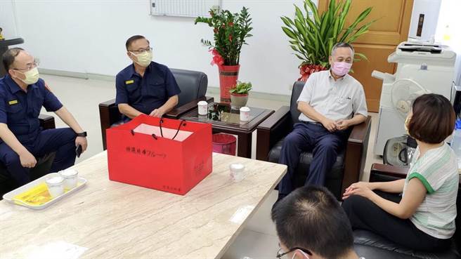 警政署署长陈家钦特于今（27日）下午2时30分在芦洲警分局慰问家属，场面温馨感人。（芦洲警分局提供）