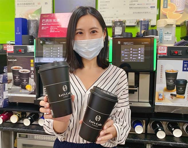 全家大杯经典美式、经典拿铁买1送。（图／业者提供）