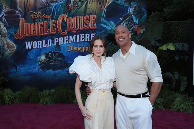 巨石强森（右）表示自己是艾蜜莉布朗的粉丝。（迪士尼提供）