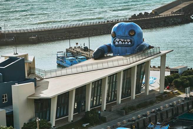 屏东车城乡海口港出现一座超大玩偶，占据看海美术馆屋顶，原来是最新登场「春江兽月夜-阿咧特展」特别打造的装置艺术。（屏县府提供／谢佳潾屏东传真）