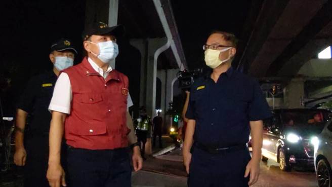 中央宣布自今（27日）起降為二級警戒，新北市長侯友宜、警察局長黃宗仁晚間7時許前往新莊區視察。（新莊警分局提供）