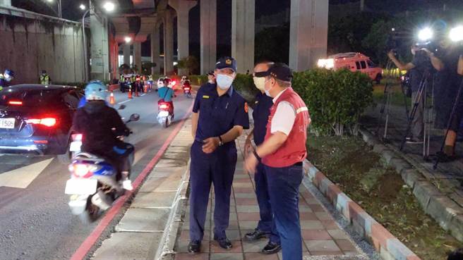 中央宣布自今（27日）起降為二級警戒，新北市長侯友宜、警察局長黃宗仁晚間7時許前往新莊區視察。（新莊警分局提供）