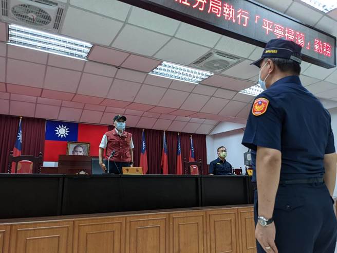 中央宣布自今（27日）起降為二級警戒，新北市長侯友宜、警察局長黃宗仁晚間7時許前往新莊區視察。（新莊警分局提供）